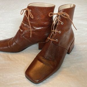 About Arianne Gabriel Boot